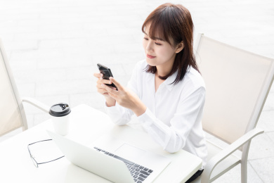 中国商务人像室外移动办公
