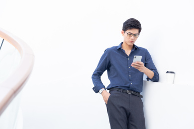 中国商务人像室外移动办公
