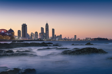 中国山东烟台市月亮湾滨海广场远眺