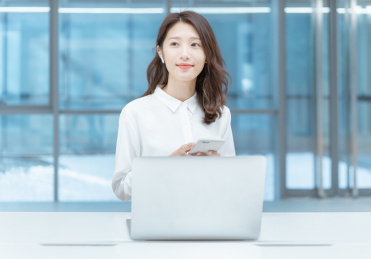 年轻亚洲商务人士在桌子旁办公