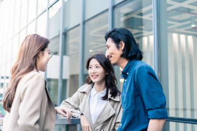 三位年轻的白领阶层商务人士正在交谈