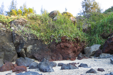 中国海南儋州峨蔓龙门山龙门击浪景点的彩色岩石