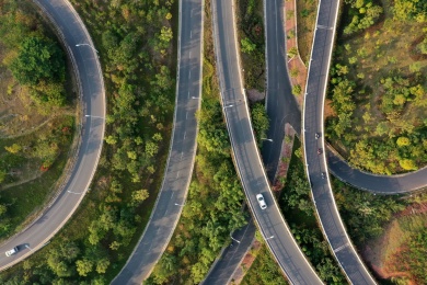 俯瞰城市郊区密集的高架道路