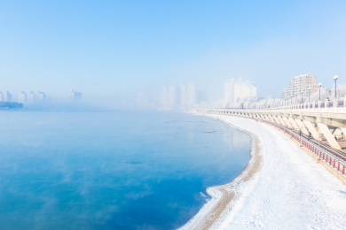 吉林省吉林市雪后松花江上的雾和两岸雾中的高楼