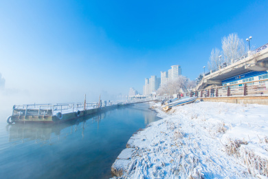 吉林省吉林市雪后松花江上的雾和岸边船坞码头