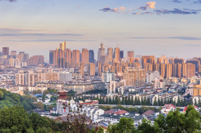 俯拍杭州城市景观和日落