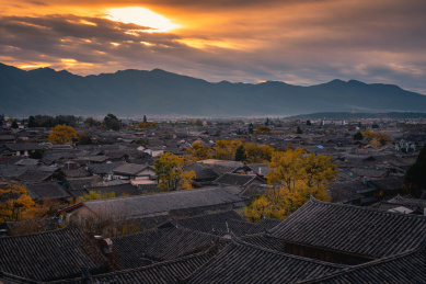 中国云南省丽江市古城日落全景