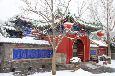 中国北京什刹海地区的火神庙（火德真君庙）冬日雪景