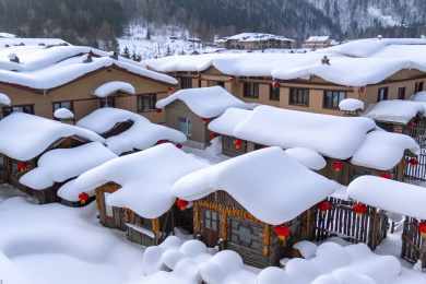 黑龙江哈尔滨雪乡厚厚雪堆下的房子