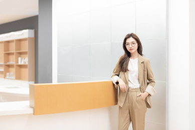 年轻亚洲商务女士站在服务台前
