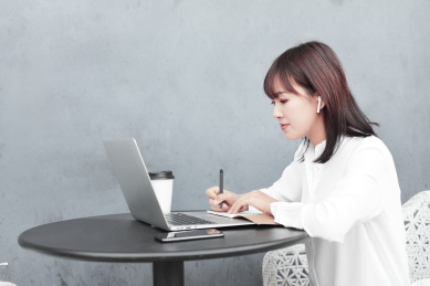 一位中国女白领在户外移动办公