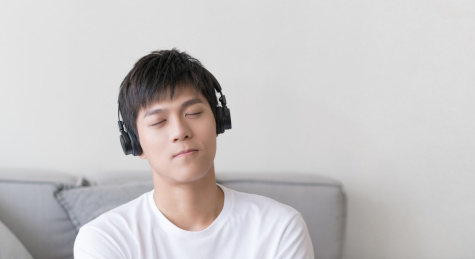 男生戴着耳机闭眼听音乐