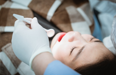 亚洲女性正在接受牙科口腔检查
