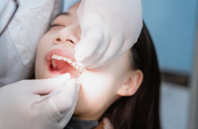 亚洲女性正在接受牙科口腔检查