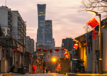 中国北京东城区西总布胡同和CBD现代建筑夜景