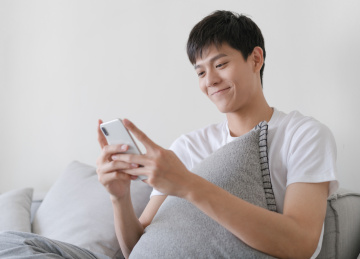 男生在使用手机