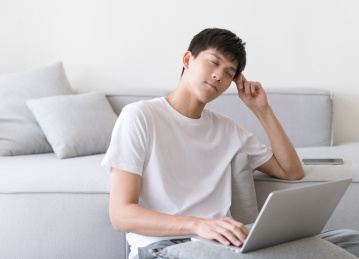 年轻帅气的男生坐在沙发边休息