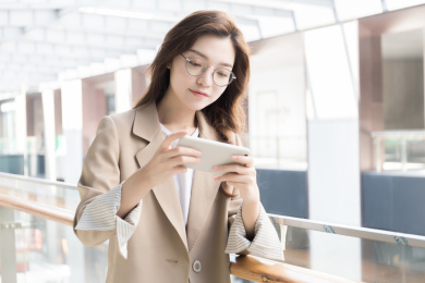 一个在室外的休闲商务女性