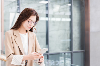 一个在室外的休闲商务女性