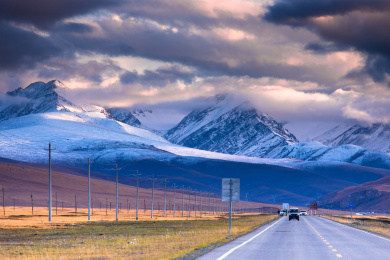 中国新疆巴音布鲁克草原上的公路