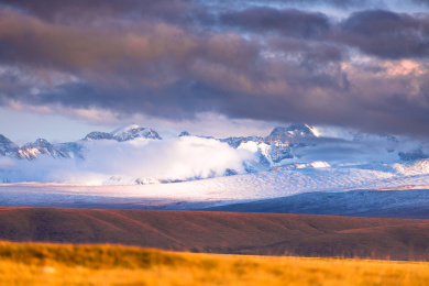 中国新疆巴音布鲁克的草原与雪山