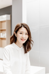 一个休闲商务形象的中国年轻女性