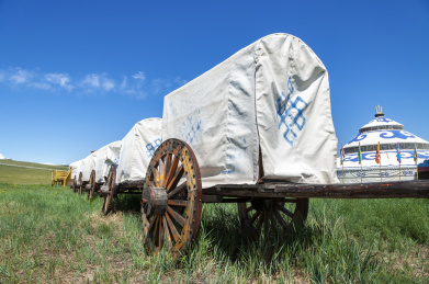 内蒙古呼伦贝尔草原上的勒勒车