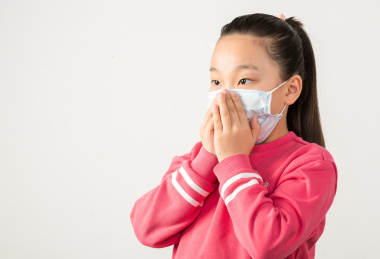 戴口罩的中国小女孩