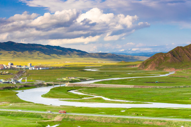 中国新疆巴音布鲁克小镇与开都河