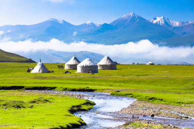 中国新疆巴音布鲁克草原的溪流与蒙古包