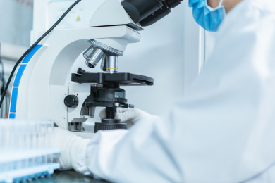 检验师正在使用显微镜检验样本