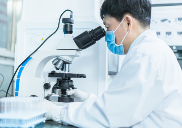 检验师正在使用显微镜检验样本