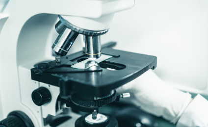 显微镜物镜与载物台局部特写