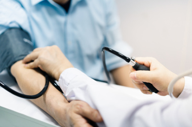 医务人员在为病人测量血压