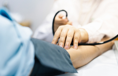 医务人员在为病人测量血压