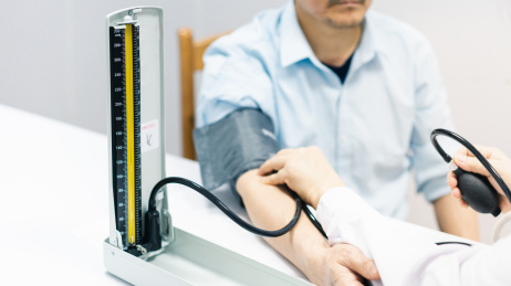 医务人员在为病人测量血压