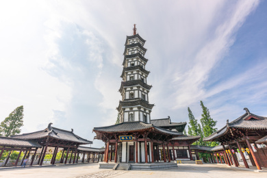 晴天下的衢州水亭门宝塔景区