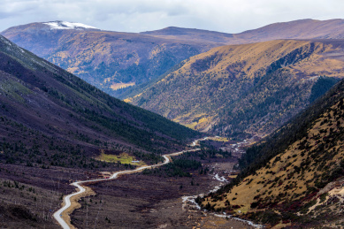 中国四川省甘孜州巴塘县318国道风光