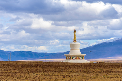 中国四川省甘孜州理塘县毛垭大草原的白塔