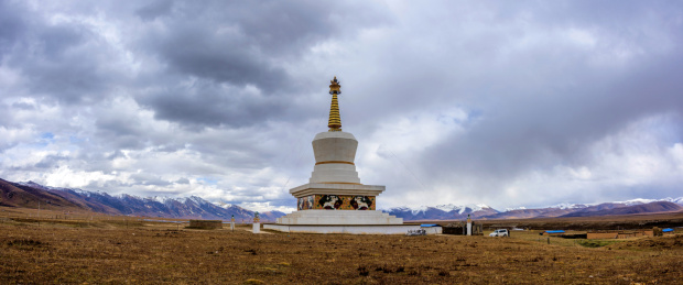 中国四川省甘孜州理塘县毛垭大草原的白塔