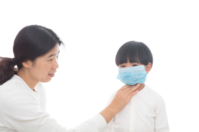 年轻妈妈和戴着口罩的女孩