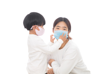 冠状肺炎期间女儿在帮妈妈戴口罩