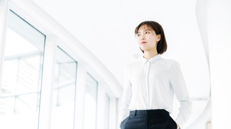 明亮室内的中国商务女性人像