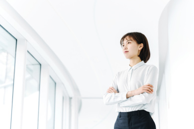 明亮室内的中国商务女性人像