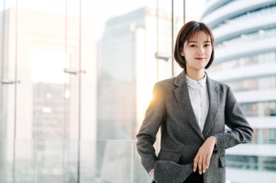 明亮室内的中国商务女性人像