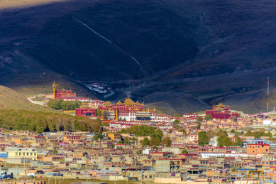 中国四川省甘孜州理塘县县城风光