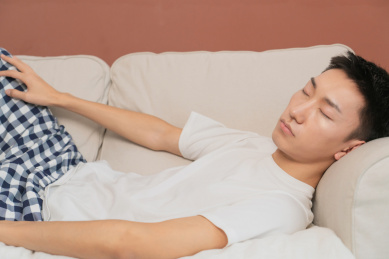 中国男人在客厅沙发上躺着休息