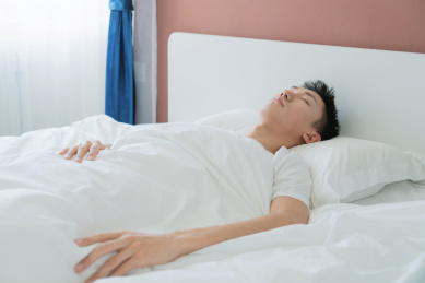 中国男人在卧室睡觉在床上