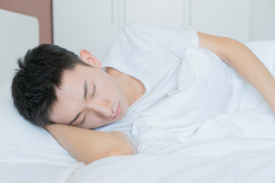 中国男人在卧室睡觉在床上