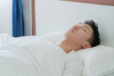 中国男人在卧室睡觉在床上